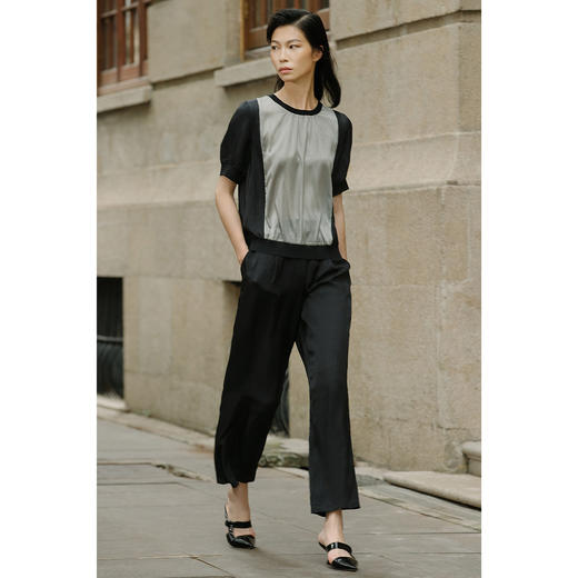 INSUN恩裳2022夏新品时尚自然褶皱感经典黑色三醋酸直筒休闲裤9C32220160 商品图2