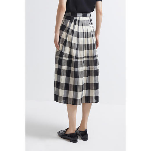 INSUN恩裳2022夏季新款时尚黑白撞色格纹层次感收褶醋酸半身裙9C32250050 商品图1