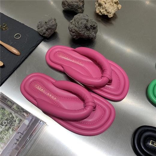 【INS同款】2023新款面包人字拖鞋女夏季平底休闲沙滩夹趾糖果色休闲凉拖鞋女 商品图0