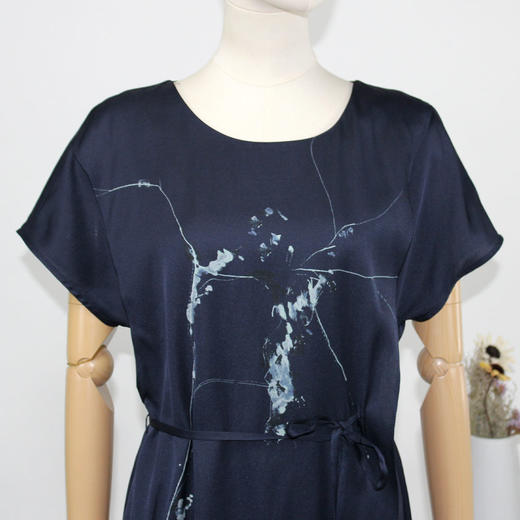 FOCALS福柯斯夏季桑蚕丝圆领短袖印花中长款连衣裙FRRBX161BV 商品图3