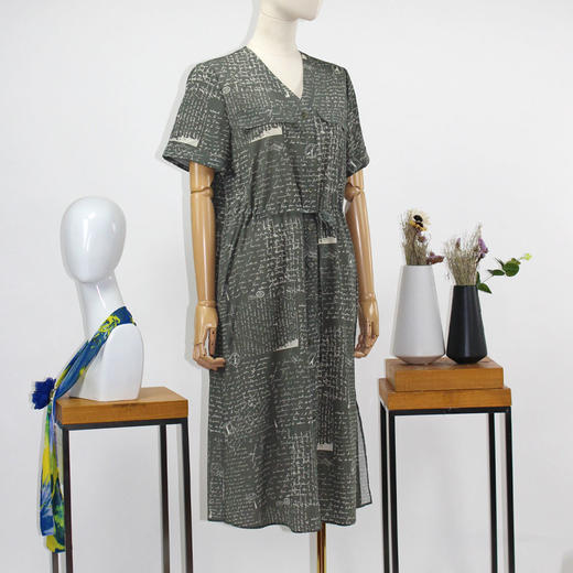 FOCALS福柯斯夏季桑蚕丝V领短袖字母印花中长款连衣裙FRRBX225GM 商品图1