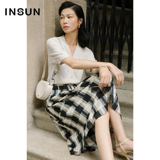 INSUN恩裳2022夏季新款时尚黑白撞色格纹层次感收褶醋酸半身裙9C32250050 商品图4