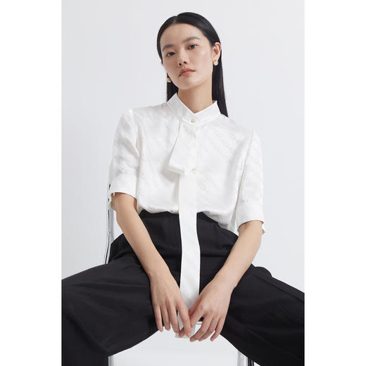 INSUN恩裳2022夏季新品时尚立领飘带设计线条感印花真丝衬衫女9C32230190 商品图3