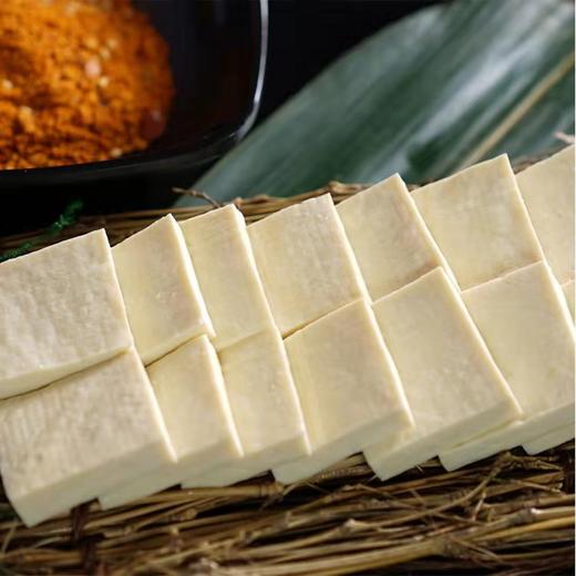 【贵州省内发货】贵州特产黔小二爆浆小豆腐 烧烤烙锅豆腐610g装（内含550g小豆腐 30ml菜籽油 30g五香辣椒面） 商品图2