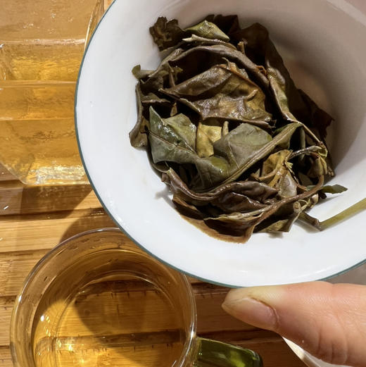 【古树白茶】云南临沧大叶种古树白茶 散茶 汤色黄绿清澈 滋味清淡回甘 香味好 100克/盒 20年老茶包邮 商品图8