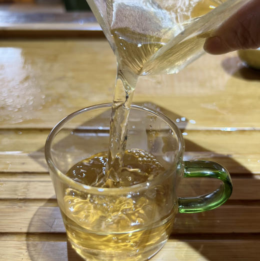 【古树白茶】云南临沧大叶种古树白茶 散茶 汤色黄绿清澈 滋味清淡回甘 香味好 100克/盒 20年老茶包邮 商品图7