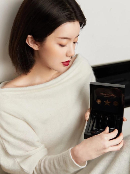 价值1150 520礼物 LES SYMBOLES DE C**L小香收藏家唇膏钢琴烤漆限量礼盒套装 狮子唇膏*257号，彗星唇膏*138号，山茶花唇膏*627号 送1号红水2.5ml小样一支 商品图3