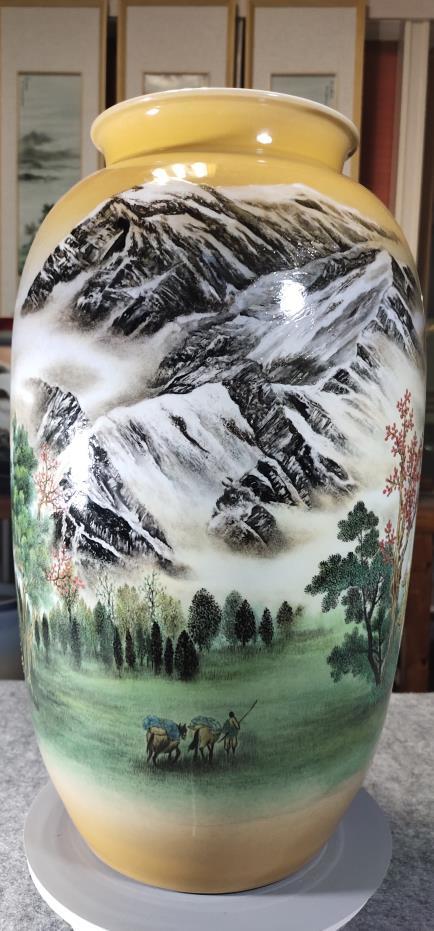 孔国华：颜色釉粉彩山水瓶【归嵩山作】 商品图0