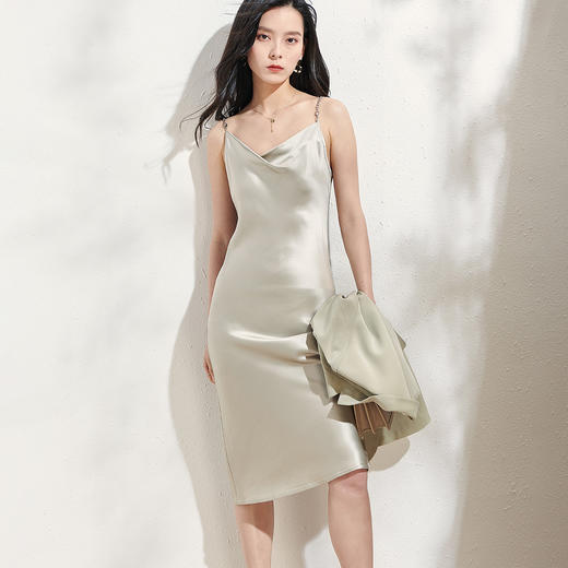 剩S/M/L 芳外锁骨链性感吊带2024春季新款亮面醋酸锁链条吊带连衣裙 商品图2