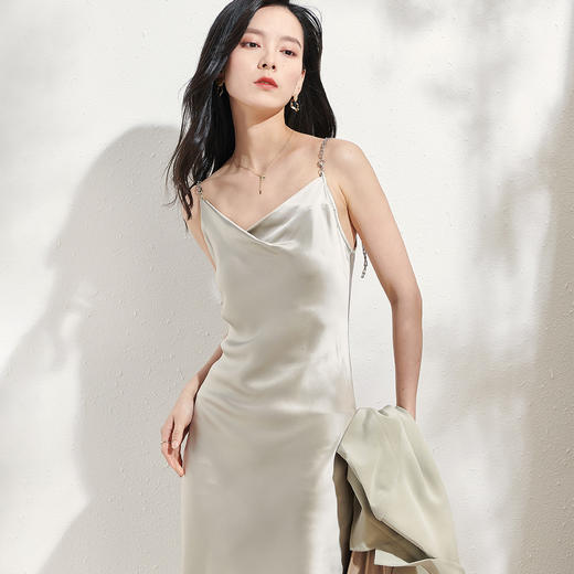 剩S/M/L 芳外锁骨链性感吊带2024春季新款亮面醋酸锁链条吊带连衣裙 商品图1