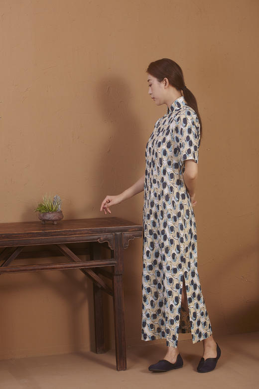 【漫物记】全棉蓝彩圆平四分袖旗袍 商品图1