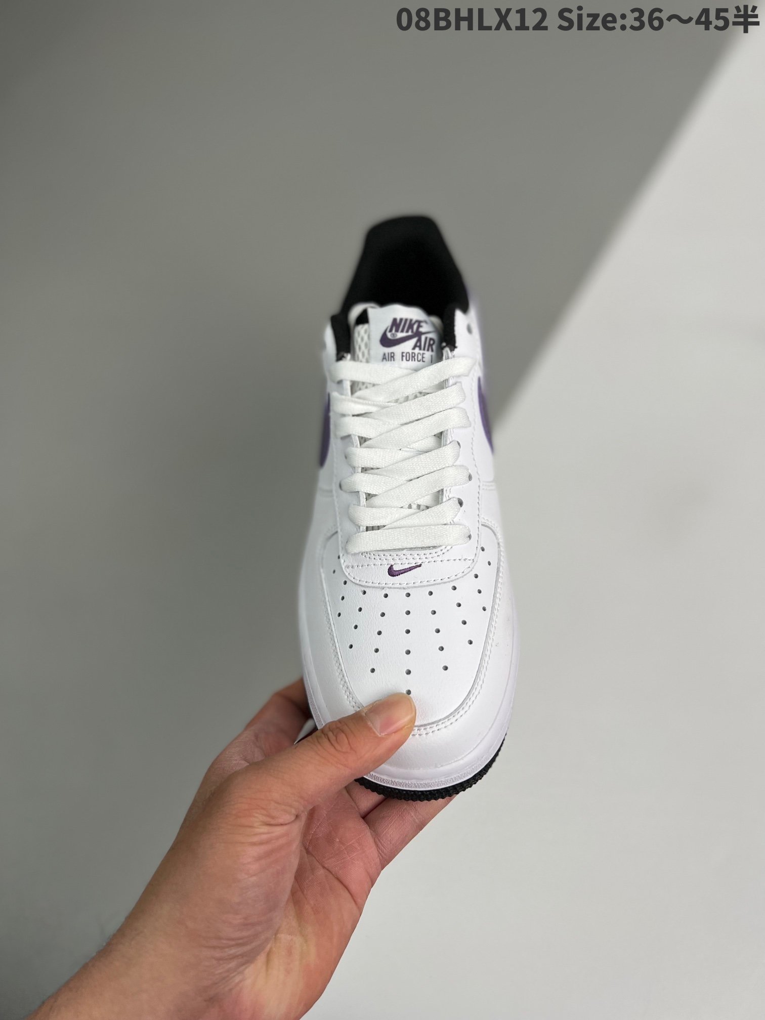 耐克 Nike  空军一号 低帮 白紫 整体以白色呈现 并以皮革材质覆盖鞋面