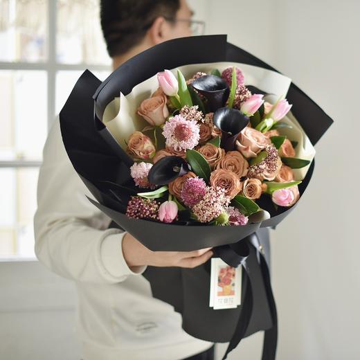 《黑马骑士》黑色海芋卡布奇诺花束 商品图1