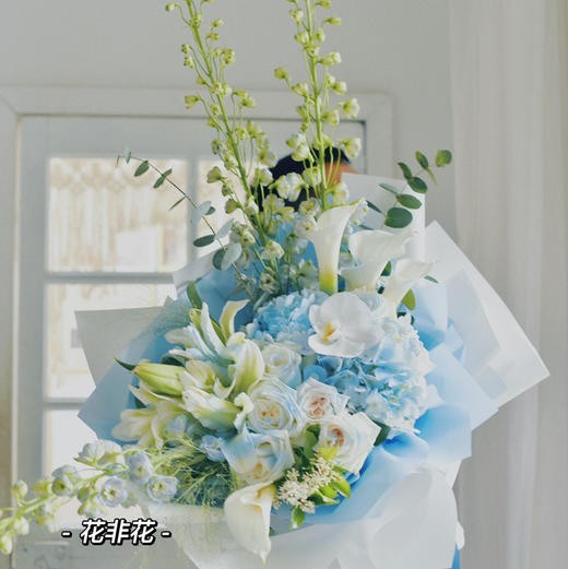 《盛夏沁凉》大飞燕碎冰蓝百合花束 商品图4