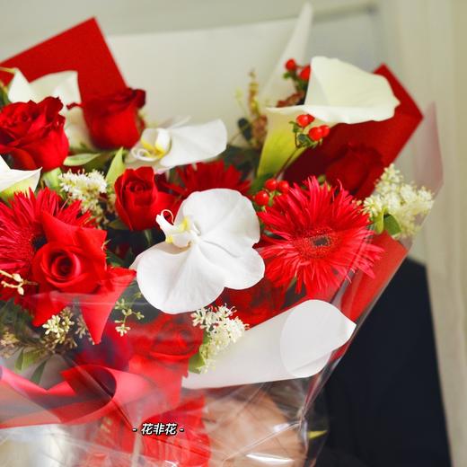 《朱砂痣与白月光》红玫瑰蝴蝶兰花束 商品图3