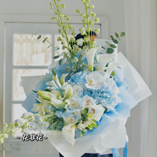 《盛夏沁凉》大飞燕碎冰蓝百合花束 商品图2