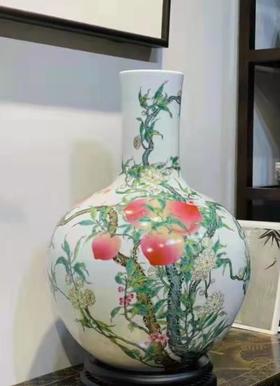经典 粉彩九桃天球瓶