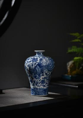 青花缠枝龙凤梅瓶