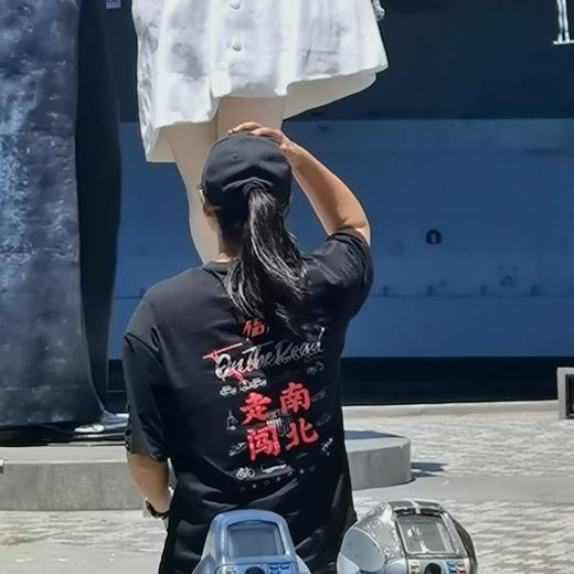 侣行 张昕宇梁红同款 走南闯北纪念款T恤 反光LOGO落肩宽松版短袖 商品图2