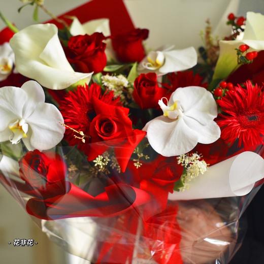 《朱砂痣与白月光》红玫瑰蝴蝶兰花束 商品图7