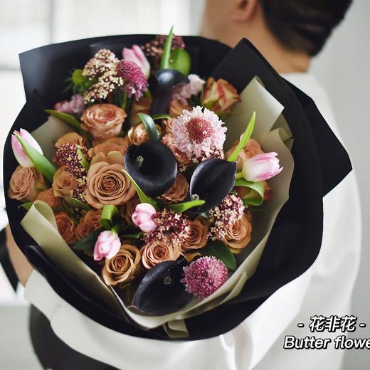 《黑马骑士》黑色海芋卡布奇诺花束 商品图2