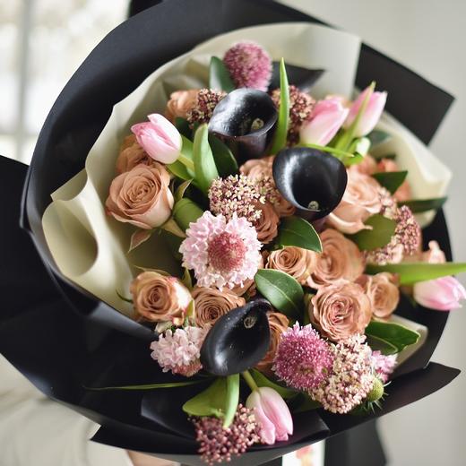 《黑马骑士》黑色海芋卡布奇诺花束 商品图4