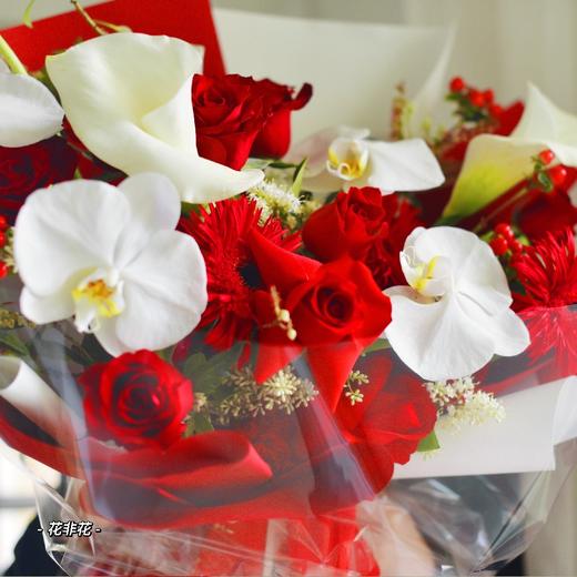 《朱砂痣与白月光》红玫瑰蝴蝶兰花束 商品图4