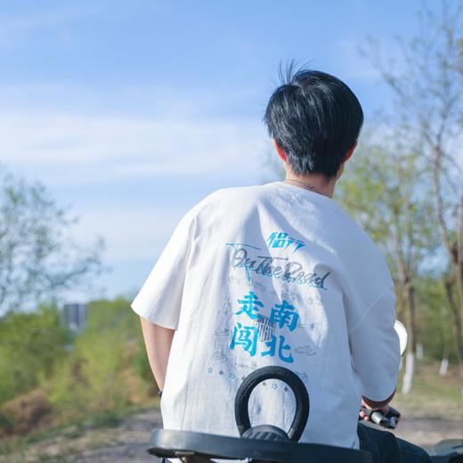 侣行 张昕宇梁红同款 走南闯北纪念款T恤 反光LOGO落肩宽松版短袖 商品图4