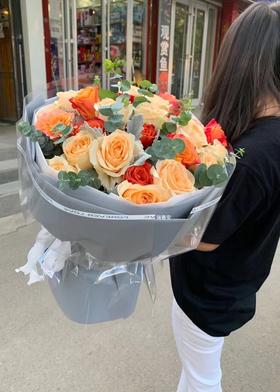 欢乐颂 香槟玫瑰混搭圆形手打花束 33支