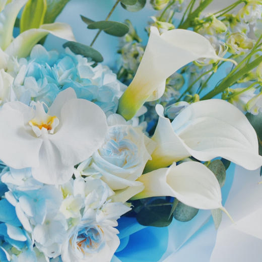 《盛夏沁凉》大飞燕碎冰蓝百合花束 商品图5