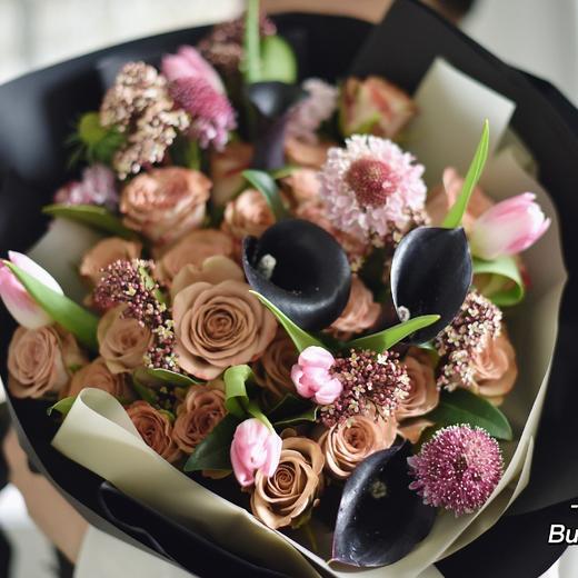 《黑马骑士》黑色海芋卡布奇诺花束 商品图5