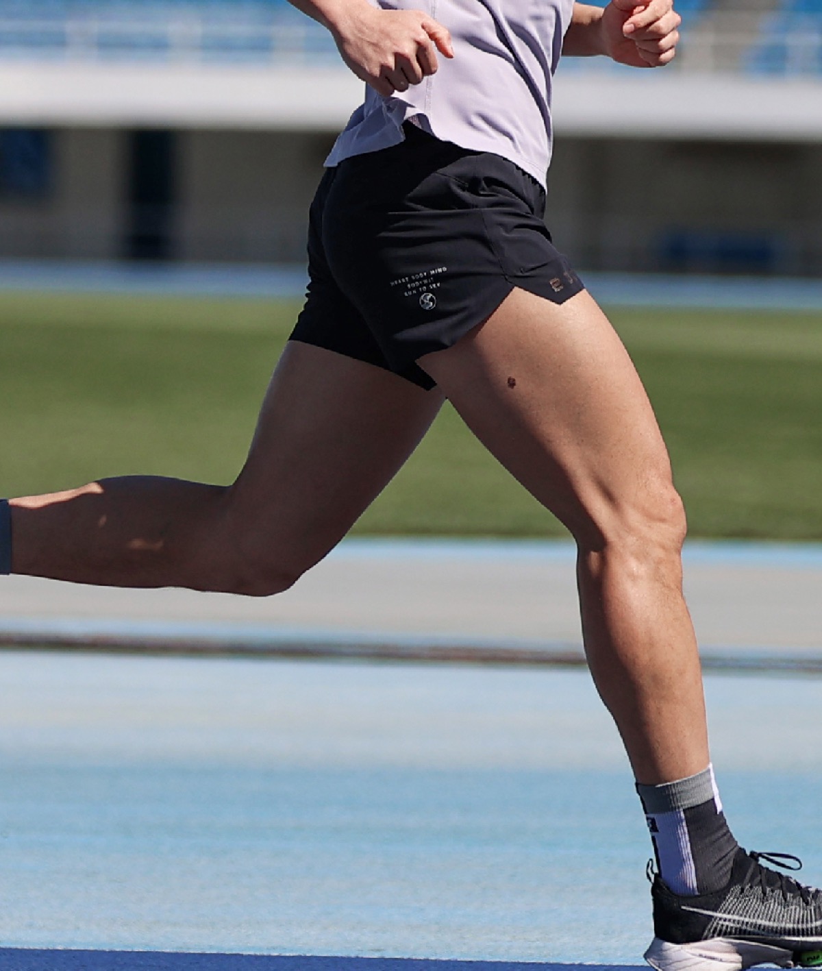 BODYWIT身体智慧飞天男3寸竞速跑步透气速干二合一手机袋短裤