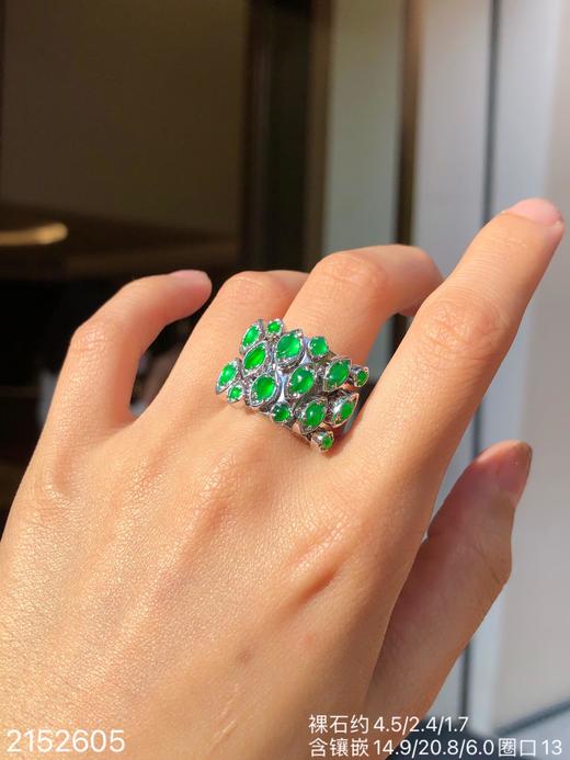 2152605，玻璃艳绿随形戒指，39999。 商品图6