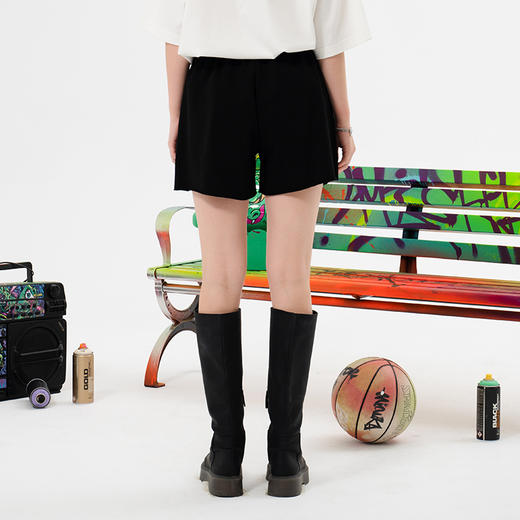 MISHKA大眼球潮牌2022春夏新品女士绣花高腰针织短裤休闲短裤M21100864W 商品图1