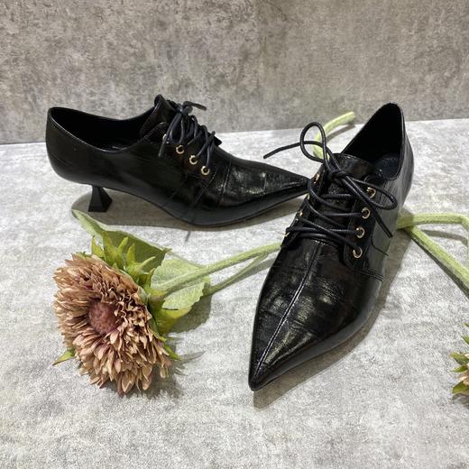 IUIU SECOND 春秋质感鱼皮革尖头绑带深口单鞋U20CM31981 商品图2