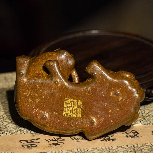 清 酱釉瑞兽灵芝镇纸 商品图3