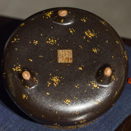 清 黑釉描金冲耳三足香炉 商品图3