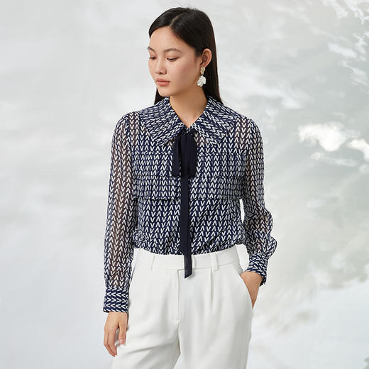 EITIE爱特爱秋季新款洋气职业干练显瘦系带几何印花衬衫上衣衬衣6609309 商品图1