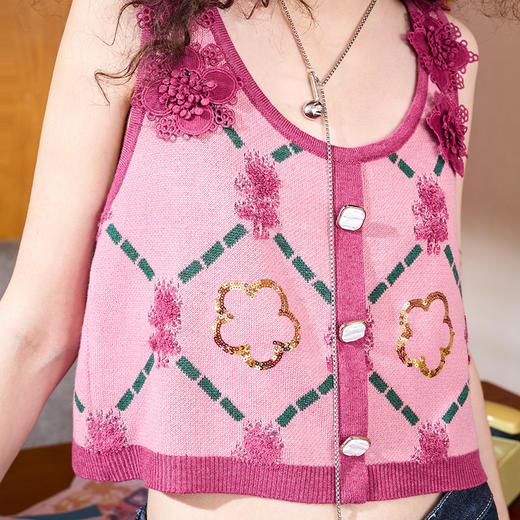 两三事准点下班春夏新款小清新立体花朵针织吊带背心女短款 商品图2