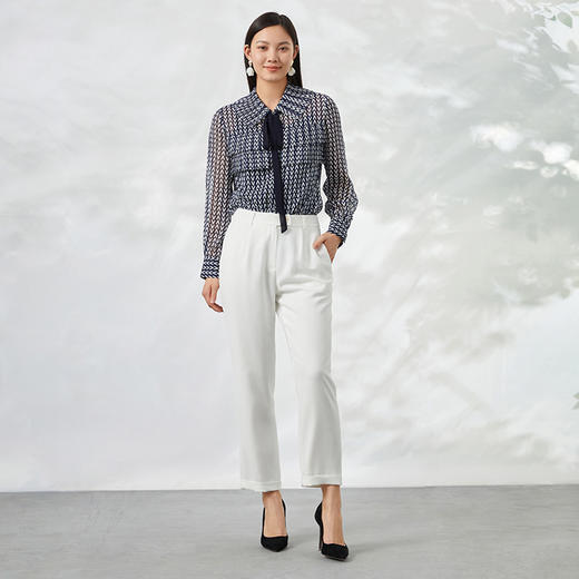 EITIE爱特爱秋季新款洋气职业干练显瘦系带几何印花衬衫上衣衬衣6609309 商品图3