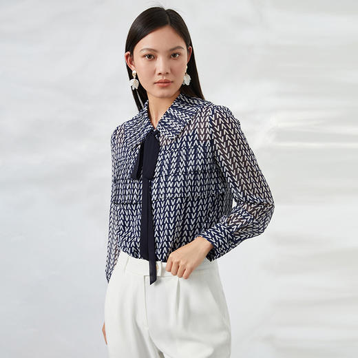 EITIE爱特爱秋季新款洋气职业干练显瘦系带几何印花衬衫上衣衬衣6609309 商品图2