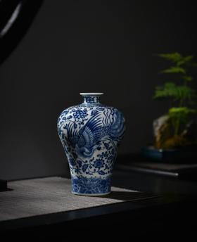 青花缠枝龙凤梅瓶