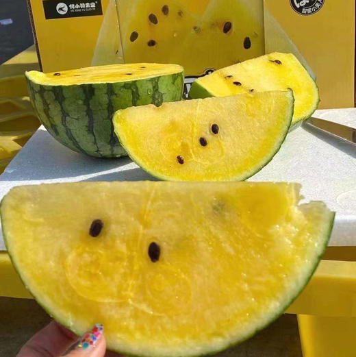 黄西瓜无限回购✅
黄心果肉如同冰激淋一般的口感，吃上一口就爱上，皮薄到可以吃，水份充沛，弹指就裂开，超甜超嫩～～4只/箱 商品图5