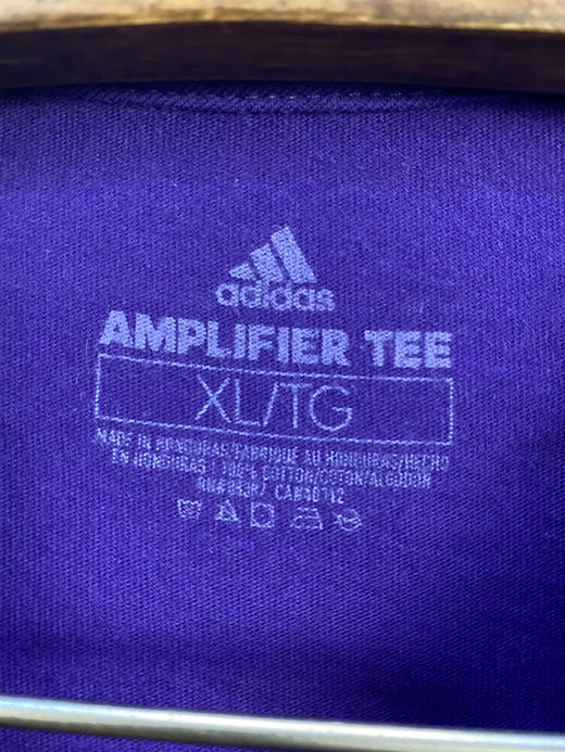 adidas 阿迪达斯 AMPLIFIER TEE 
康涅狄格大学 哈士奇队 短袖T恤 _SST(XL) 商品图2