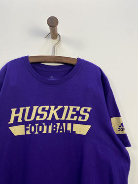 adidas 阿迪达斯 AMPLIFIER TEE 
康涅狄格大学 哈士奇队 短袖T恤 _SST(XL)