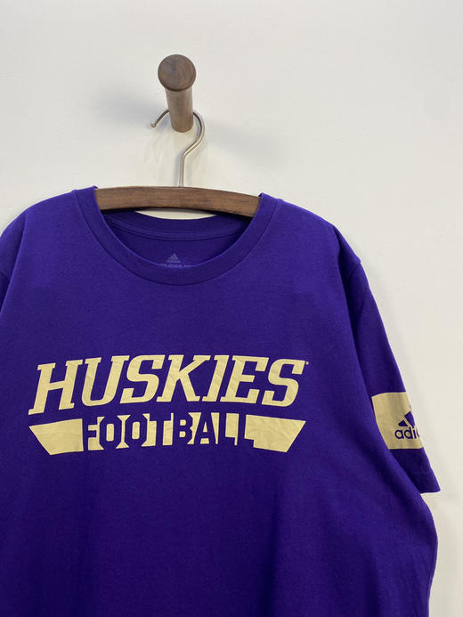 adidas 阿迪达斯 AMPLIFIER TEE 
康涅狄格大学 哈士奇队 短袖T恤 _SST(XL) 商品图0