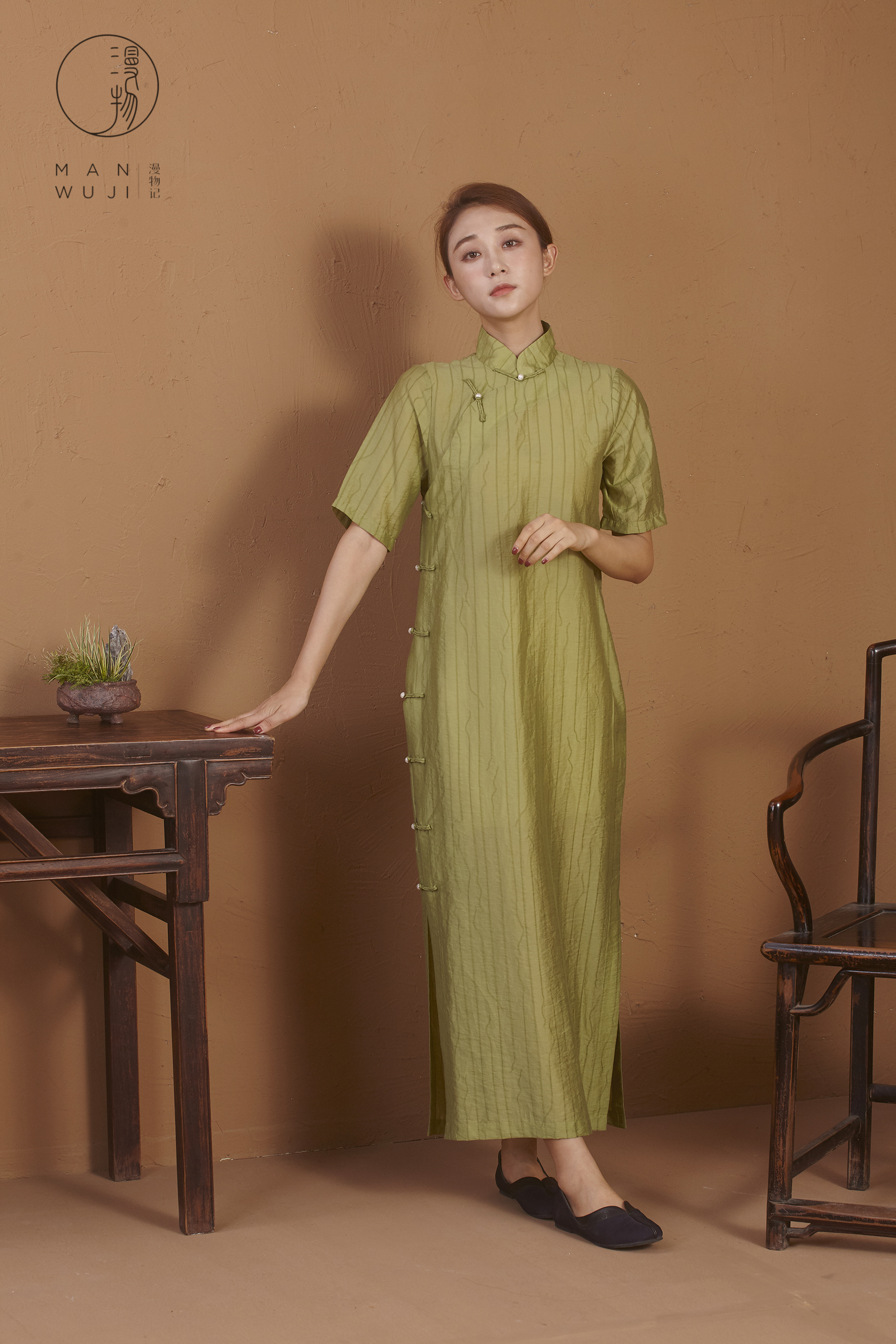 【漫物记】 丝棉绿条纹平肩四分袖旗袍