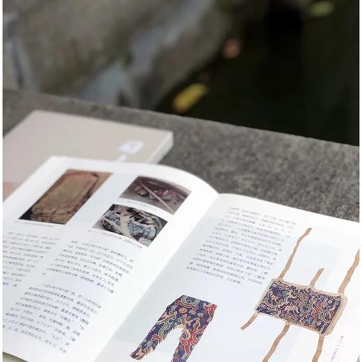 《湖上 惠风在衣》，平装2册，16开，王亚蓉等，西泠印社出版社2022年4月版，438页，定价198，售价198元。

“惠风在衣”语出《二十四诗品•冲淡》：“素处以默，妙机其微。饮之太和，独鹤与飞。 商品图2