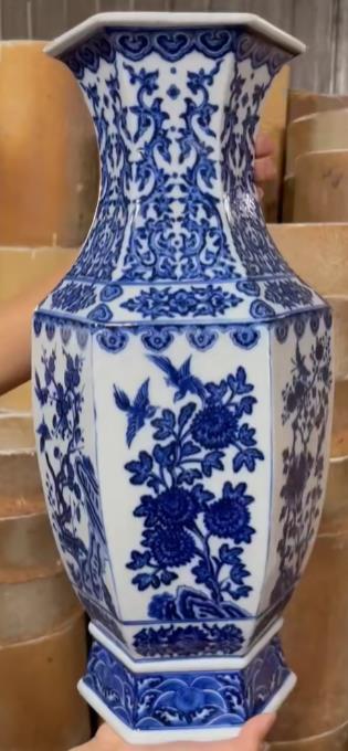 鸟语花香六方双耳瓶 商品图0