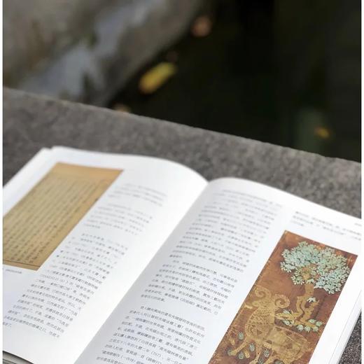 《湖上 惠风在衣》，平装2册，16开，王亚蓉等，西泠印社出版社2022年4月版，438页，定价198，售价198元。

“惠风在衣”语出《二十四诗品•冲淡》：“素处以默，妙机其微。饮之太和，独鹤与飞。 商品图10